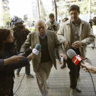 Jordi Pujol, rodeado de periodistas, ayer, a las puertas de su casa en la ronda del General Mitre.-EF E/ ALEJANDRO GARCÍA