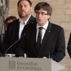 El presidente de la Generalitat, Carles Puigdemont (derecha) saluda al 'expresident' Artur Mas en el acto de Lloret de Mar.-EL PERIÓDICO