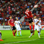 Guarrotxena remata de cabeza la jugada de estrategia que acabó suponiendo el gol del empate.-JOSÉ ESTEBAN EGURROLA
