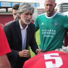 Alfaro dialoga con sus jugadores al término del partido-Jose Esteban Egurrola