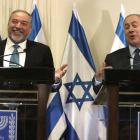 El ultra Avigdor Lieberman, a la izquierda, junto al primer ministro israelí, Benjamin Netanyahu.-AFP / MENAHEM KAHANA