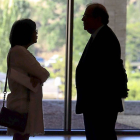 Juan Vicente Herrera conversa con Marimar Angulo, en las Cortes.-Ical
