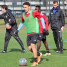 El delantero brasileño Matheus conduce el balón durante el entrenamiento de ayer.-CDMIRANDES.COM