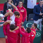 Manteo a Ferrer tras la victoria de España sobre Alemania en la Copa Davis, en abril del 2018. /-MIGUEL LORENZO