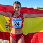 Lucía Carrillo celebra la medalla de bronce conseguida en Pescara. RFEA