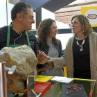 La consejera de Agricultura, Milagros Marcos, en uno de los expositores de Castilla y León en la feria Alimentaria.-ICAL