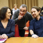 El lider de Podemos, Pablo Iglesias, junto a la reponsable de Analisis del partido, Carolina Bescansa, y el diputado de la formación por Baleares,  Juan Pedro Yllanes (en el centro), durante la sesión constitutiva de la Comisión Constitucional en el Congr-