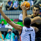 Dejan Kravic pugna en la zona con el jugador del Besiktas Lawson. SANTI OTERO