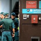 Agentes de la Guardia Civil a la entrada de la imprenta Artyplan, en Sant Feliu de Llobregat, este viernes.-FERRAN NADEU