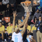 Behrens, que debutó con la camiseta azul, falla un lanzamiento ante Rowley.-ISRAEL L. MURILLO