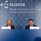 El ministro de Exteriores de Eslovaquia, Miroslav Lajcak, junto con la jefa de la diplomacia europea, Federica Mogherini, en Bratislava.-JAKUB GAVLAK / EFE
