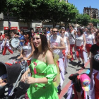 Miembros de Los Gamones en el desfile de las fiestas de San Pedro.-ISRAEL L. MURILLO