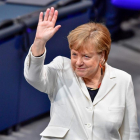 Merkel saluda a su llegada a la sesión del Bundestag para ser investida una vez más cancillera alemana.-/ AFP / TOBIAS SCHWARZ