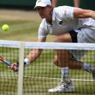 Anderson devuelve un bote pronto ante Isner en Wimbledon.-/ AFP / OLI SCARFF