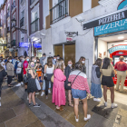 Una larga fila de clientes inauguró la máquina expendedora de la pizzería Iseo. ISRAEL L. MURILLO