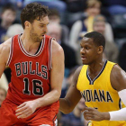 Pau Gasol trata de deshacerse de Lavoy Allen, en el partido que ha enfrentado a los Bulls y los Pacers en Indianápolis.-Foto: USA TODAY / BRIAN SPURLOCK