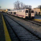 Un tren circula por la estación de El Montecillo en Aranda de Duero.-L.V.