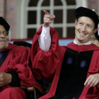 Mark Zuckerberg, el fundador de Facebook, en el acto de graduación de la Universidad de Harvard.-AP