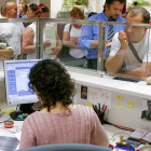 Imagen de una trabajadora del Ayuntamiento atendiendo a los ciudadanos.-RAÚL G. OCHOA