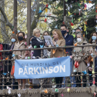 El acto se realizó en el templete del Paseo del Espolón, donde se han instalado 1.200 grullas bajo el lema 'Las alas del Parkinson'. SANTI OTERO