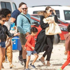 Angelina Jolie, con algunos de sus hijos, en el Festival Internacional de Cometas de Fuerteventura.-GABRIEL FUSELLI (LA PROVINCIA)