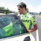Alberto Contador sube al coche del Tinkoff tras retirarse del Tour en el transcurso de la novena etapa.-AFP / KENZO TRIBOUILLARD
