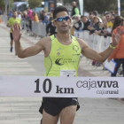 Óscar Cavia atraviesa victorioso la línea de llegada de la carrera, ubicada en los aledaños del Fórum-Santi Otero