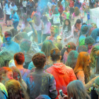 La fiesta Holi a ritmo de Bollywood volvió a triunfar entre los más jóvenes.-ISRAEL L. MURILLO
