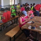 El taller de los niños de ayer se realizó en las viejas escuelas de Salgüero de Juarros, cedidas por el Consistorio y convertidas en un enclave más de la visita.-ECB