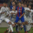 Suárez y Piqué rodeados de jugadores blancos.-FERRAN SENDRA