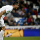 Cristiano Ronaldo se lleva las manos al muslo derecho en el partido ante el Villarreal.-REUTERS / JUAN MEDINA