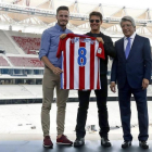 Tom Cruise, Cerezo y Ñíguez, en el nuevo estadio.-EFE