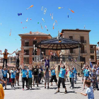 Este lanzamiento grupal de malabares es el fiel reflejo del ambiente festivo en Pradoluengo durante todo el fin de semana.-LOREN ARRIBAS