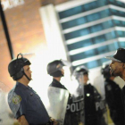 Un ciudadano protesta ante un cordón policial frente a la comisaría de Ferguson, este miércoles.-Foto: AFP / MICHAEL B. THOMAS