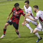 Víctor Gómez controla el balón. TWITTER / @CDMIRANDES / LALIGA