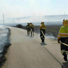 Imagen de la intervención durante el incendio.-APAMCYL