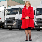 La presidenta de Transleyca Mar Casas, junto a algunos de los camiones de la flota de la empresa. ECB