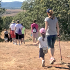Participantes de la marcha caminan por el sendero minero de San Adrián de Juarros.-@PARKINSONBURGOS