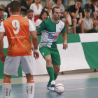 Poves controla un balón en un partido de esta temporada en el Polideportivo Círculo-Raúl G. Ochoa