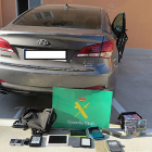 Los objetos encontrados en el interior del vehículo que conducían los detenidos.-ECB