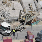 Un operario trabajando con un camión en las obras de construcción de un edificio en la capital burgalesa.-RAÚL G. OCHOA