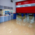 Un taller completamente inundado a raíz de la tormenta registrada ayer en Burgos capital. SANTI OTERO