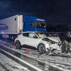 La Guardia Civil habilitó el carril derecho de la autovía mientras se procedía a la retirada de los vehículos siniestrados.-ISRAEL L. MURILLO