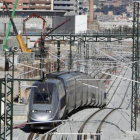Un tren de alta velocidad francés llega a la estación de La Sagrera.-JOSEP GARCÍA
