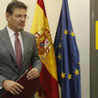 El ministro de Justicia Rafael Catalá tras la firma de un convenio de colaboración con la consejera andaluza de Justicia e Interior Rosa Aguilar.-/ JOSE MANUEL VIDAL (EFE)