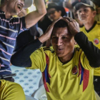 Reacción de un aficionado colombiano en el partido frente Japón.-JOAQUIN SARMIENTO