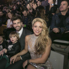 Shakira y Piqué, junto a sus hijos Milan y Sasha, este jueves por la noche, en Barcelona.-