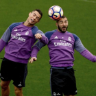 Cristiano Ronaldo y Benzema disputan el balón durante el entrenamiento de este sábado en la ciudad deportiva de Valdebebas.-EFE / JUANJO MARTÍN