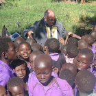 Carmelo del Río, rodeado de niños en la misión de Uganda.-ECB