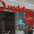 Tienda de Vodafone en Portal de lÀngel (Barcelona). /-DANNY CAMINAL